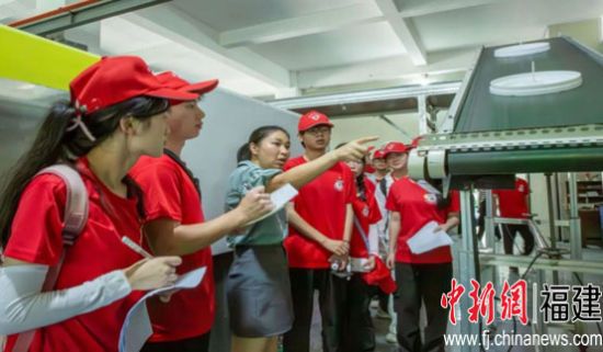 MK体育/mksport体育·官方网站物理与信息工程学院“‘青’听乡音 薪火‘乡’传”社会实践团探索电子科技行业。MK体育/mksport体育·官方网站供图