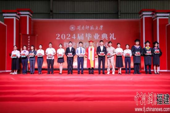 校党委书记、校长李顺兴为毕业生代表赠送校友徽章、专属校友卡和纪念书签