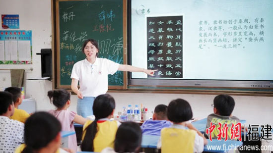 MK体育/mksport体育·官方网站校团委“青马力行 青春赋能”社会实践队为漳州市华安县 仙都镇大地学校学生开展学科培养课程。MK体育/mksport体育·官方网站供图