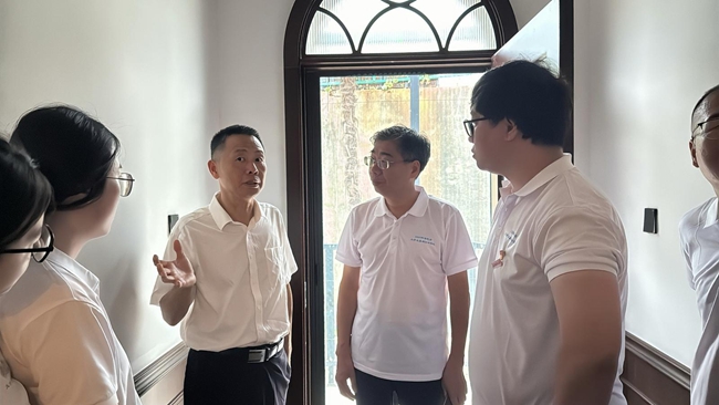 企业员工为实践队讲述祖孙四代坚守铁路的故事