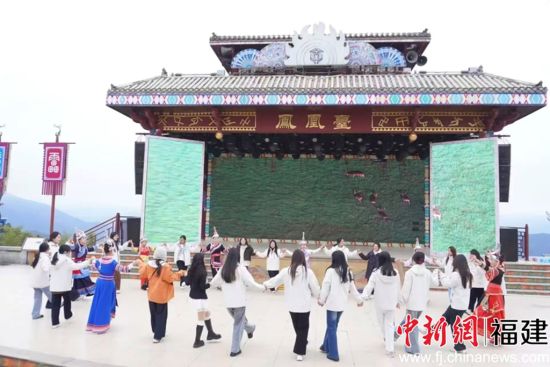 实践队员与当地村民共跳团圆舞