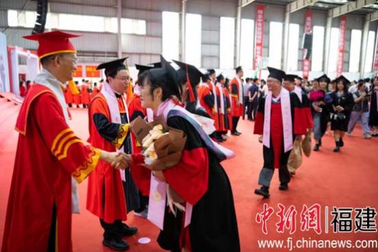 校领导、老师送别全体毕业生走出毕业之门