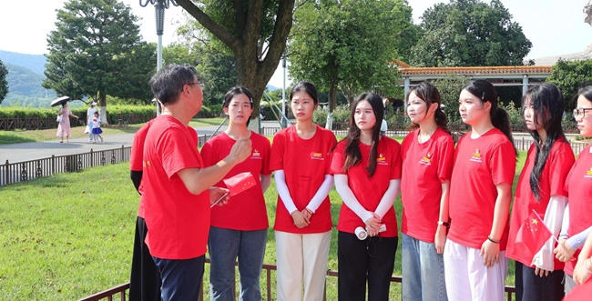 陈再生为队员们现场讲授思政课