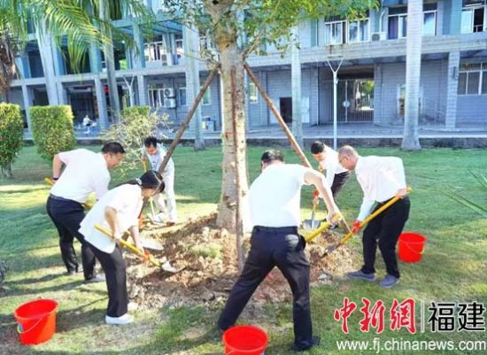 参会成员进行捐赠皮埃尔猴面包树母树栽植培土仪式。MK体育/mksport体育·官方网站供图